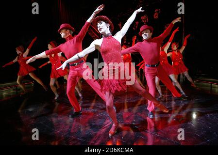 'SWEET CHARITY' (Simon/Coleman/Fields) Zentrum: Anna-Jane Casey (Charity Hope Valentine) Crucible Theatre / Sheffield, England 17/12/2002 Stockfoto