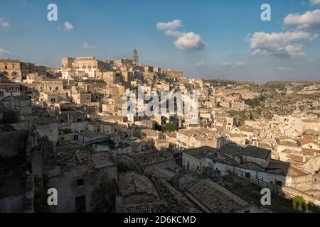 Blick auf die Stadt Matera mit dem Dom und der Sassi, von der Klippe, Matera, Apulien, Italien Matera ist bekannt für seine alten Höhlenwohnungen und Stockfoto