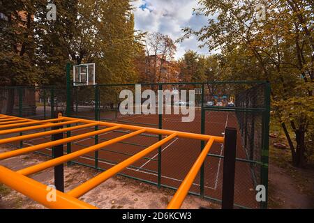 Basketballplatz im Innenhof in einer armen Nachbarschaft, Herbstzeit, Kopierraum Stockfoto