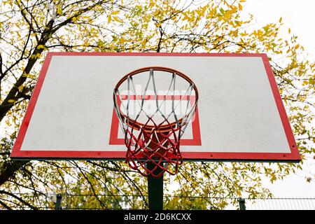 Basketball-Backboard mit Korb Nahaufnahme, Basketballplatz im Hof, Nahaufnahme Stockfoto