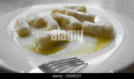 Nahaufnahme der Knödel mit Hüttenkäse oder Knödel ohne Füllung - slawische leichte Teller, vegetarische Speisen, gesundes Frühstück Stockfoto