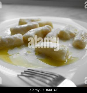 Nahaufnahme der Knödel mit Hüttenkäse oder Knödel ohne Füllung - slawische leichte Teller, vegetarische Speisen, gesundes Frühstück Stockfoto