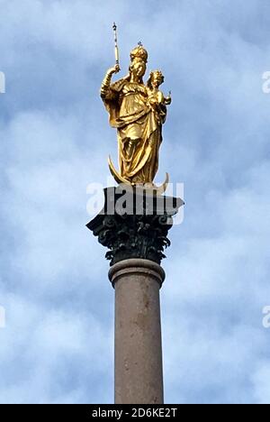 Die Mariensäule am zentralen Marienplatz vor dem Neuen Rathaus von München - Deutschland. Stockfoto