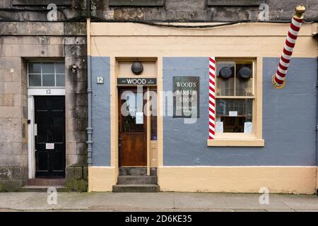 Wood's Barber Shop - ein traditionelles Barbiergeschäft, gegründet 1890, Drummond Street, Edinburgh, Schottland, Großbritannien Stockfoto