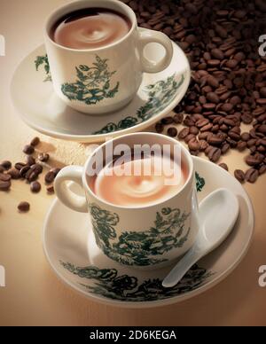 Traditioneller chinesischer Kaffee und Tee mit Kaffeebohnen Stockfoto