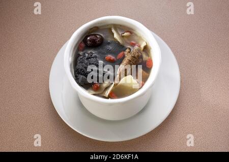 Chinesische Kräutersuppe in einer Schüssel serviert Stockfoto