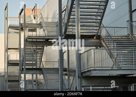 Externe Feuertreppe in einem großen Industriegebäude. Stockfoto