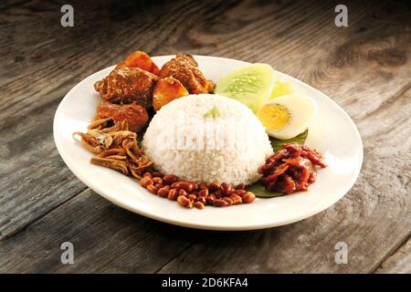 Asiatische Küche Nasi Lemak mit Huhn-Curry Stockfoto