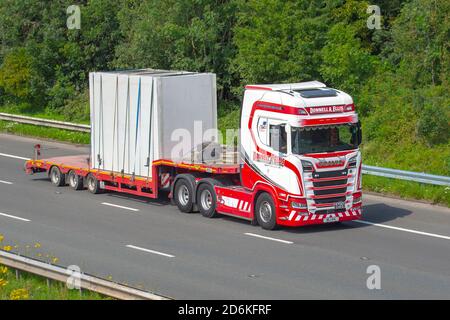 Donnel & Ellis Spedition Scania S580 Gelenktriebwagen Broshuis; WIJ64 Spedition Lieferwagen, LKW, Schwerlastfahrzeuge, Transport, LKW, Frachtführer, Fahrzeug, Europäische Nutztransportindustrie LKW, M6 in Manchester, UK Stockfoto