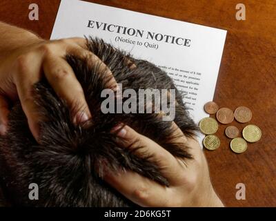 Verzweifelter Mann bekommt Vertreibung Notiz Stockfoto