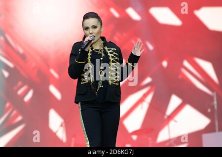 Elzara Batalova, berühmte Krimtatarsängerin, tritt während des Konzerts auf der Bühne auf Stockfoto