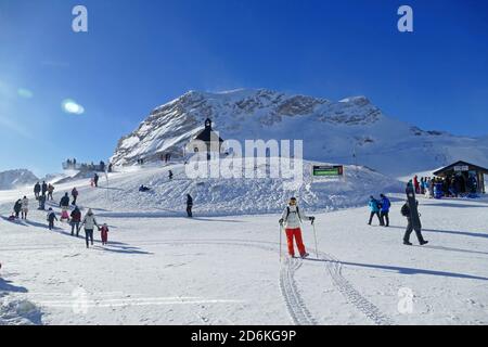 ZUGSPITZE, DEUTSCHLAND - 29. Dezember 2018: Die Zugspitze ist der höchste Ort in Deutschland. Schöne Aussicht auf das Skigebiet am Zugspitzblatt Stockfoto