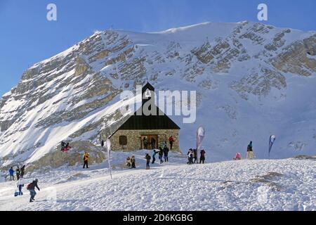 ZUGSPITZE, DEUTSCHLAND - 29. Dezember 2018: Die Zugspitze ist der höchste Ort in Deutschland. Schöne Aussicht auf das Skigebiet am Zugspitzblatt Stockfoto