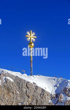 ZUGSPITZE, DEUTSCHLAND - 29. Dezember 2018: Die Zugspitze ist der höchste Punkt Deutschlands. Landschaftlich schöner Blick mit Gipfelkreuz Stockfoto