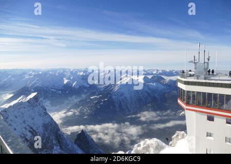 Die Zugspitze ist der höchste Ort in Deutschland. Landschaftlich reizvolle Aussicht vom Zugspitzblatt auf die Berge Österreichs Stockfoto