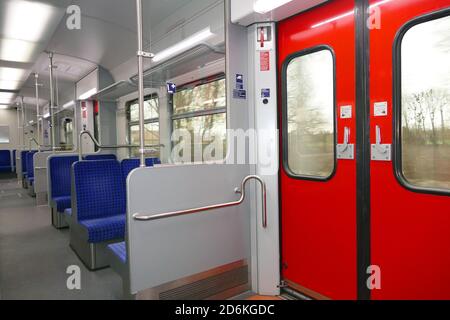 MÜNCHEN, 01. Januar 2019: S-Bahn-Tür und Sitze im Zug in München Stockfoto