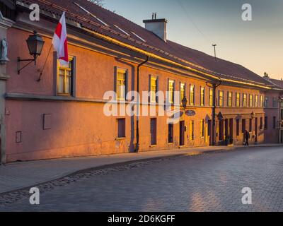 Užupis, Vilnius, Litauen - April 08, 2018: Schöne, Haus an der Straße von Užupis - bedeutet "jenseits des Flusses" oder "die andere Seite des Flusses 'i Stockfoto