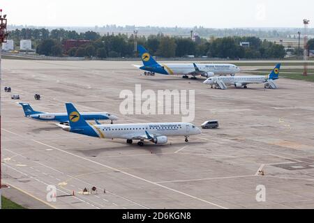 Ukraine, Kiew - 10. Oktober 2020: Flugzeug UR-GEA UKRAINE INTERNATIONAL AIRLINES Boeing 767-322 er und UR-EMG am Boryspil International Airport. Der Stockfoto