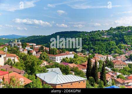 Schöne Aussicht auf die roten Dächer von Häusern in der Stadt der Liebe Sighnaghi Georgia. Stockfoto