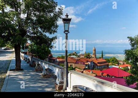 Schöne Aussicht auf die roten Dächer von Häusern in der Stadt der Liebe Sighnaghi Georgia. Stockfoto