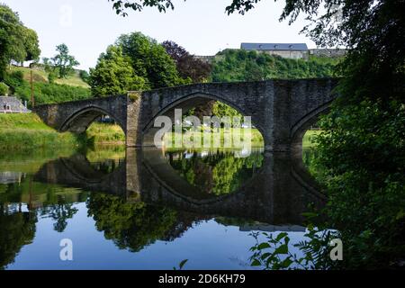 Die Brücke "Pont de Cordemois" mit dem Schloss von Bouillon Im Hintergrund Stockfoto