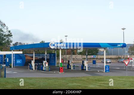 Leere Certa-Tankstelle durch DCC PLC oder Tankstelle oder Tankstelle bezahlen Sie am Pumpenvorplatz in Deerpark Killarney, County Kerry, Irland Stockfoto