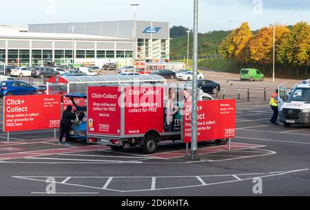 Tesco Kunde, der Waren vom Lieferwagen bei Tesco Click abholt, und Abholstelle Tesco Supermarkt in Killarney Deerpark, Irland Stockfoto