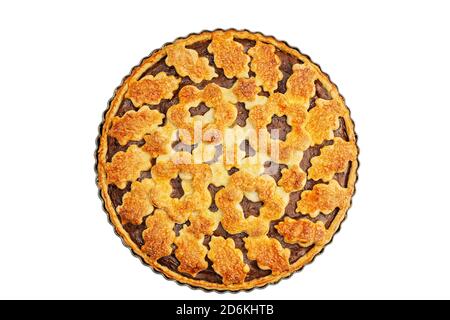 Hausgemachter Kuchen mit Hüttenkäse und Pflaumen auf weiß isoliert. Draufsicht. Stockfoto