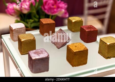 Catering, diverse leckere Desserts auf Buffettellern. Catering, verschiedene Snacks auf Tellern Stockfoto