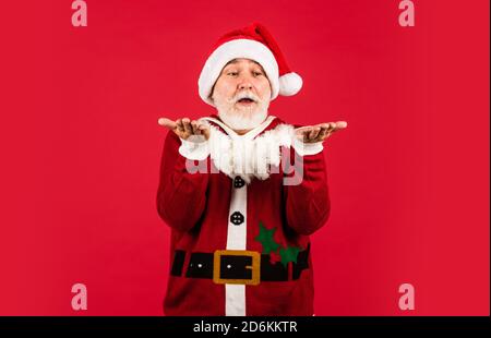 Express Positivität. Lustige Mann tragen weihnachtsmann Mantel und Hut. Shopping. Frohe Weihnachten und frohe Feiertage. Neues Jahr kommt. Glück und Freude. Bereit für Weihnachtsfeier. Feiern Sie Winterurlaub. Stockfoto