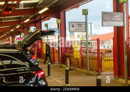 Die Leute leeren ihre Autos mit Müll in einem städtischen Tipp Stockfoto