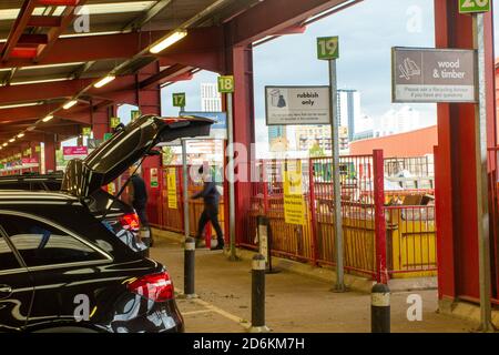 Die Leute leeren ihre Autos mit Müll in einem städtischen Tipp Stockfoto