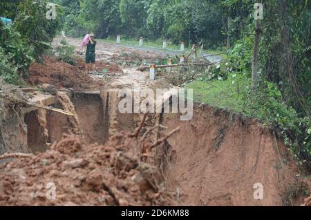 Hanoi, Vietnam. Oktober 2020. Das Foto vom 18. Oktober 2020 zeigt einen Erdrutschplatz in der zentralvietnamesischen Provinz Quang Tri. Ein Erdrutsch, ausgelöst durch längere Regenfälle, hat am Sonntag drei Soldaten tot und 19 vermisst in der zentralvietnamesischen Provinz Quang Tri hinterlassen, berichtete die Vietnam News Agency. Kredit: VNA/Xinhua/Alamy Live Nachrichten Stockfoto