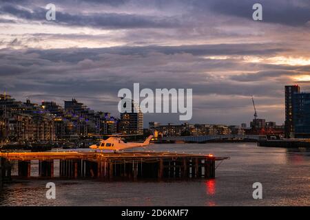 Ein Helikopter landet am Londoner Heliport In Battersea Stockfoto