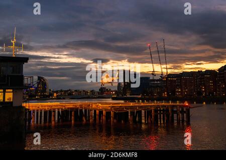 Ein Helikopter landet am Londoner Heliport In Battersea Stockfoto
