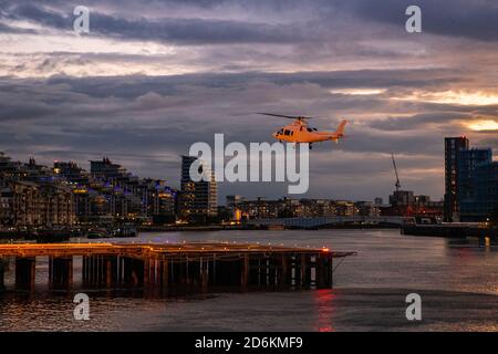 Ein Helikopter landet am Londoner Heliport In Battersea Stockfoto