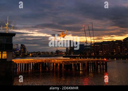 Ein Helikopter landet am Londoner Heliport In Battersea Stockfoto