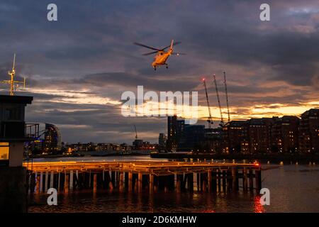 Ein Helikopter landet am Londoner Heliport In Battersea Stockfoto