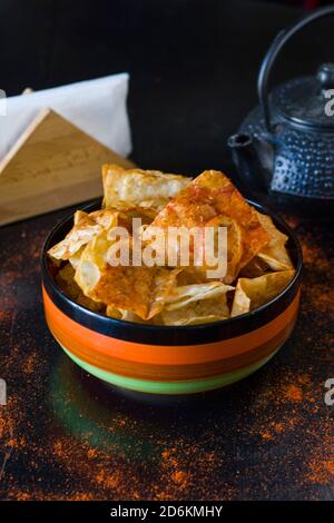 Nachos Chips und Biersnack in der bunten Schüssel auf Der Tisch im Restaurant Stockfoto