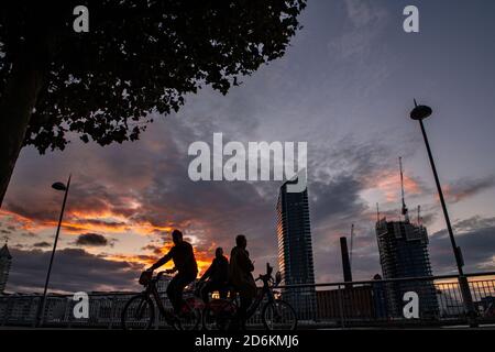 Ein Radfahrer mit Silhouette vor dem Hintergrund des Lots Road Kraftwerks, Chelsea Harbour und Stockfoto