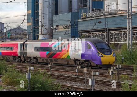 Avanti Pride Pendolino Zug auf der West Coast Main Line. Multicolourd verpackt Zug Satz Kennzeichnung LGBTQ feiert die Vielfalt der Gemeinden i Stockfoto