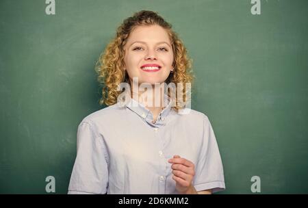 Leidenschaft für Wissen. Unterricht könnte mehr Spaß machen. Lehrer erklären hartes Thema. Lehrer bester Freund der Lernenden. Guter Lehrer ist Meister der Vereinfachung. Frauenlehrerin vor dem Schwarzen Brett. Stockfoto