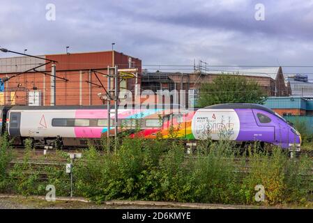 Avanti Pride Pendolino Zug auf der West Coast Main Line. Bunt gewickelt Zug. Stockfoto