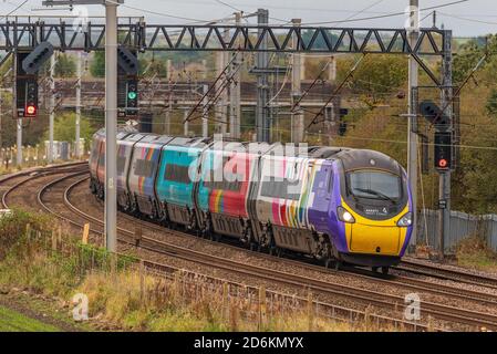 Avanti Pride Pendolino Zug auf der West Coast Main Line. Bunt gewickelt Zug. Stockfoto