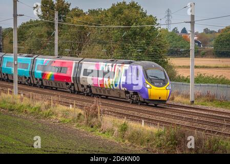 Avanti Pride Pendolino Zug auf der West Coast Main Line. Bunt gewickelt Zug. Stockfoto