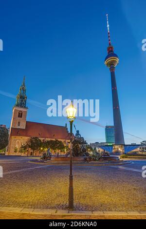 Der Alexanderplatz in Berlin mit der Marienkirche und dem Fernsehen Turm im Morgengrauen Stockfoto