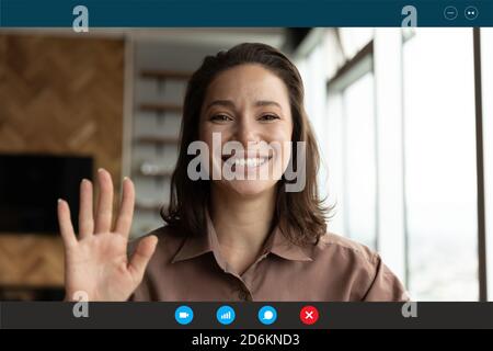 Kopfaufnahme Porträt Bildschirm Ansicht lächelnde Frau winkende Hand Stockfoto
