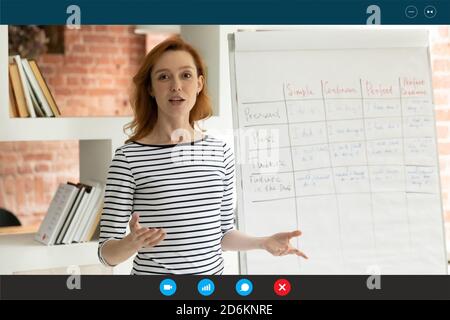 Bildschirmansicht lächelnder Mentor Lehrer macht Flipchart-Präsentation, E-Learning Stockfoto