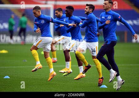 Die Spieler von Brighton und Hove Albion wärmen sich vor dem Premier League-Spiel im Selhurst Park, London, auf. Stockfoto