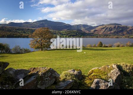 Der alte Mann von Coniston fiel über dem Dorf und Coniston Wasser im Seengebiet gesehen. Stockfoto